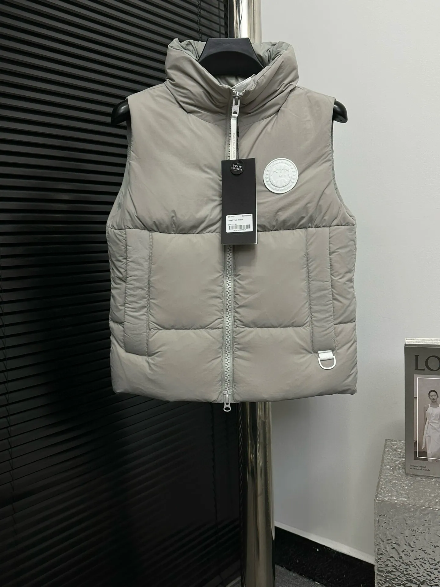 P490 【CANADA GOOSE】PASTELS white label series down vest. The white label series is a capsule limited series and the most popular PASTELS series this year. The chest labels are all white badges with pure silicone texture. The pattern has a strong contrast between concave and convex. The topographic map of Canada on the badge is lifelike. The plastic material used for currency logos on the market is very hard to the touch! Our original independent order accessories are all one-to-one customized original accessories. The imported YKK zippers have correct teeth, while the teeth of the fake zippers are very thick. The zipper webbing logo is printed with 3M fluorescent printing, and the original custom-made washable label. The placket webbing and wiring details are all restored to the original ones. Size: XS S M L XL XXL
